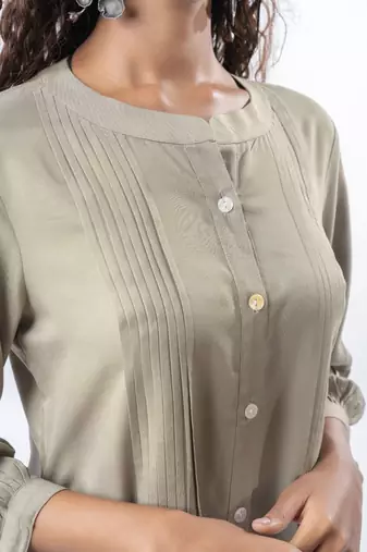 Light mocha pleated band collar shirt