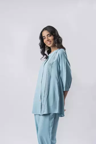 Light blue pleated band collar shirt