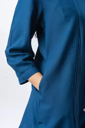 Sapphire pleated band collar shirt