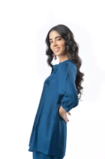 Sapphire pleated band collar shirt