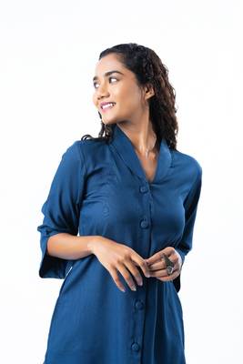 Sapphire shawl collar shirtt with curved sleeves 2