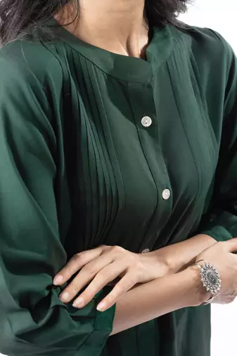 Green pleated band collar shirt