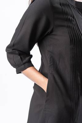 Black pleated band collar shirt 3