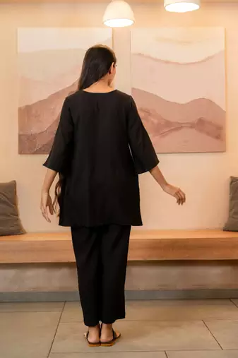 Black box pleated top
