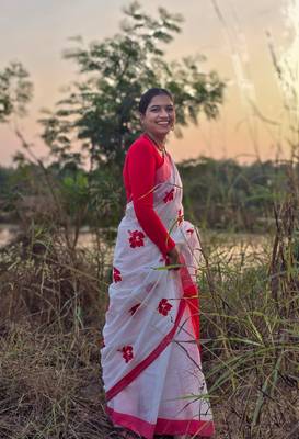 Red hibiscus cotton saree with unstitched blouse piece 3