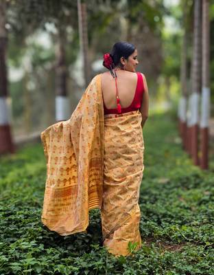 Beige silk blend mekhela chador saree with unstitched blouse piece 2