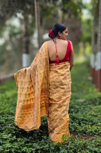 Beige silk blend mekhela chador saree with unstitched blouse piece