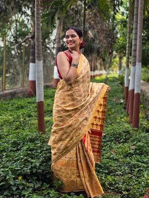 Beige silk blend mekhela chador saree with unstitched blouse piece 4