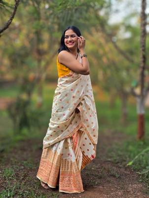 White silk blend mekhela chador saree with unstitched blouse piece 4