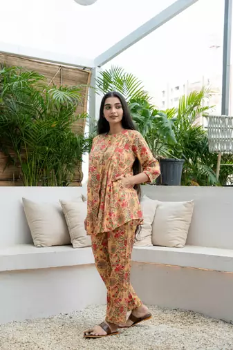 Yellow cotton buttoned down top