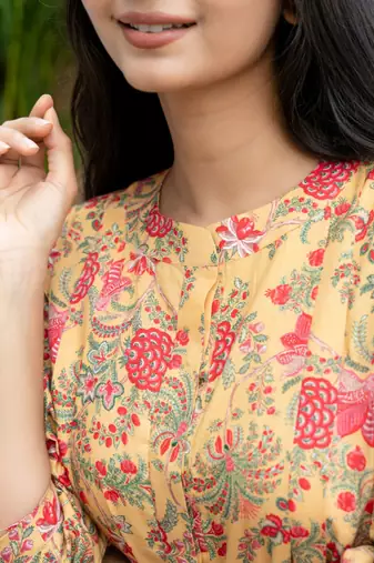 Yellow cotton buttoned down top
