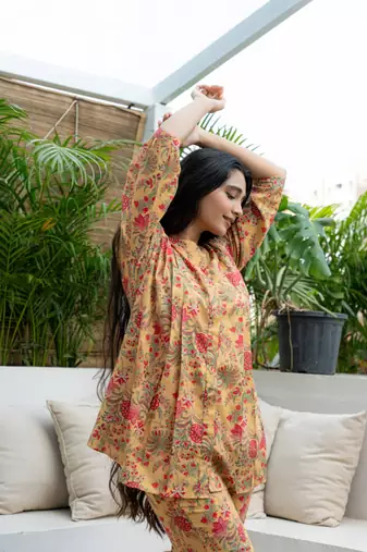 Yellow cotton buttoned down top