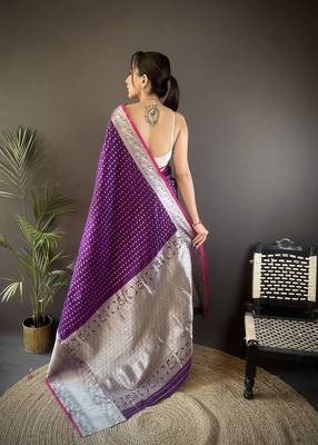purple silk blend small butti zari weaving border banarasi saree 4