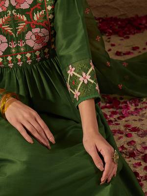 Women green silk blend solid embroidered straight kurta trouser and dupatta 4