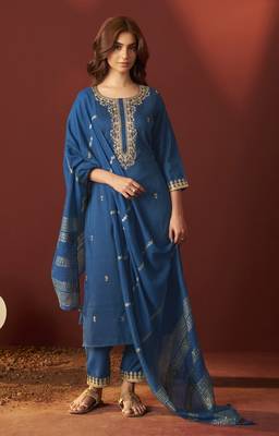 Blue chinon embroidered kurta set with dupatta for women 3