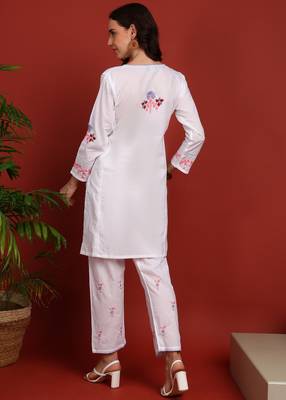 Women's elegant white handcrafted cotton chikankari ethnic motif kurta set 4
