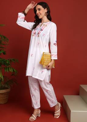 Women's elegant white handcrafted cotton chikankari ethnic motif kurta set 5