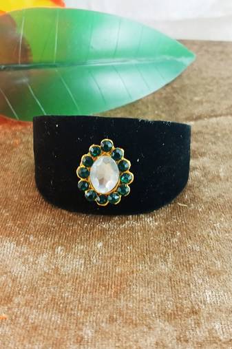 Black acrylic kundan stud free size bracelets