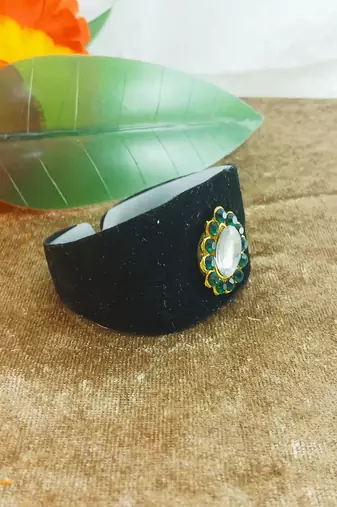 Black acrylic kundan stud free size bracelets