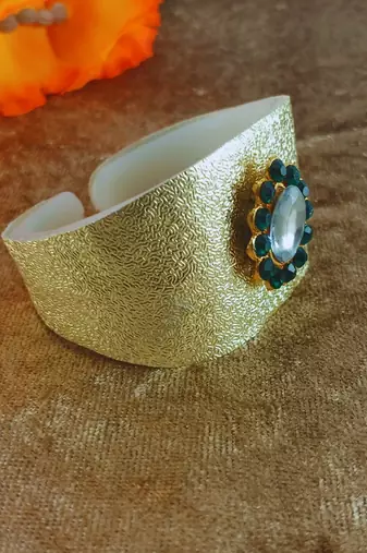 Golden acrylic kundan stud free size bracelets