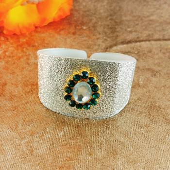 White acrylic kundan stud free size bracelets 1