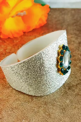 White acrylic kundan stud free size bracelets