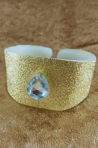 Golden acrylic kundan stud free size bracelets