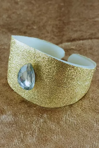 Golden acrylic kundan stud free size bracelets