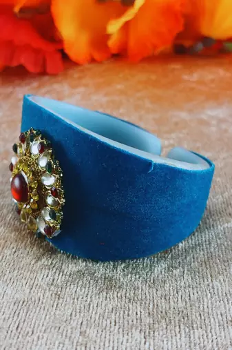 Radium acrylic kundan stud free size bracelets