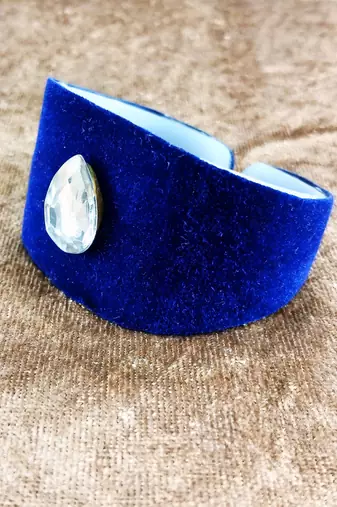 Blue acrylic kundan stud free size bracelets