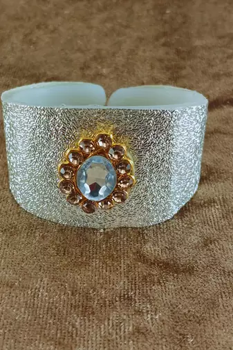 White acrylic kundan stud free size bracelets