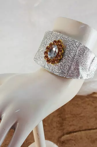 White acrylic kundan stud free size bracelets