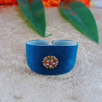 Radium acrylic kundan stud free size bracelets 1