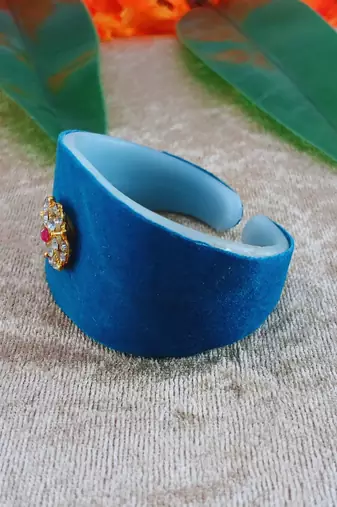 Radium acrylic kundan stud free size bracelets