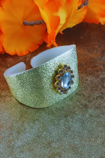 Golden acrylic kundan stud free size bracelets
