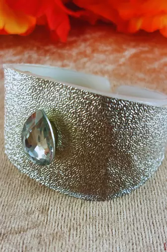 White acrylic kundan stud free size bracelets