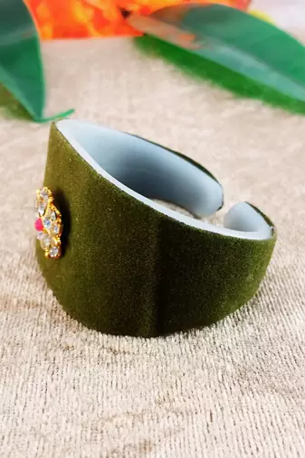 Dark green acrylic kundan stud free size bracelets