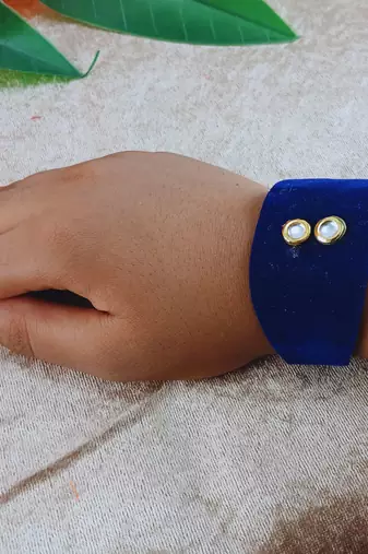 Blue acrylic kundan stud free size bracelets