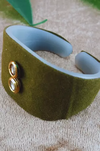 Dark green acrylic kundan stud free size bracelets