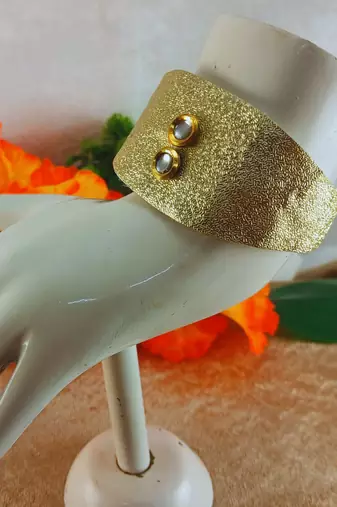 Golden acrylic kundan stud free size bracelets