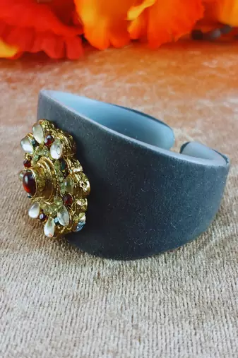 Grey acrylic kundan stud free size bracelets