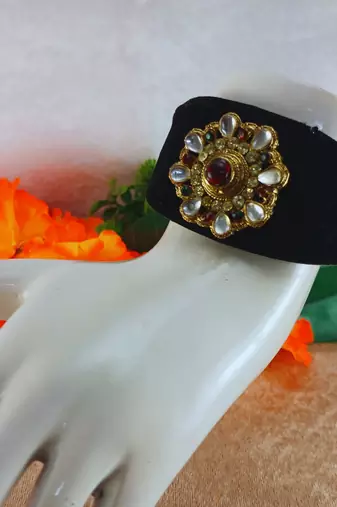 Black acrylic kundan stud free size bracelets