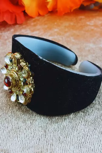 Black acrylic kundan stud free size bracelets