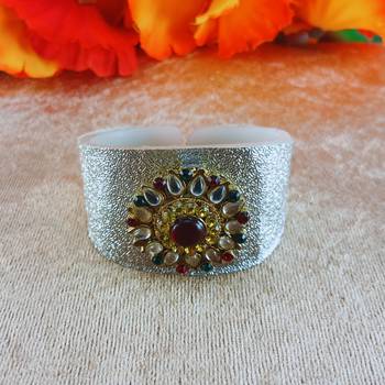 White acrylic kundan stud free size bracelets 1