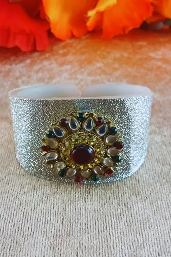White acrylic kundan stud free size bracelets