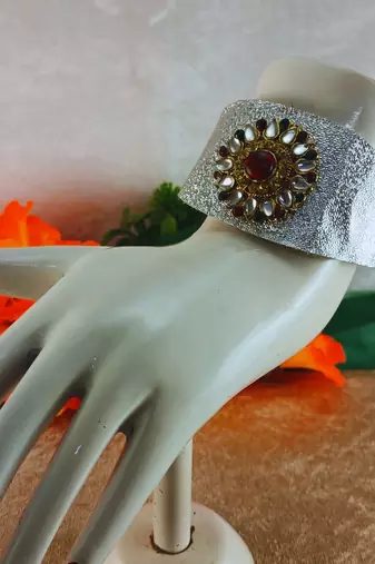 White acrylic kundan stud free size bracelets