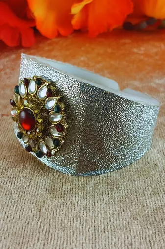 White acrylic kundan stud free size bracelets