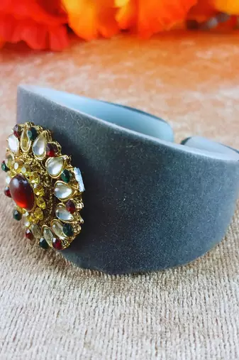 Grey acrylic kundan stud free size bracelets