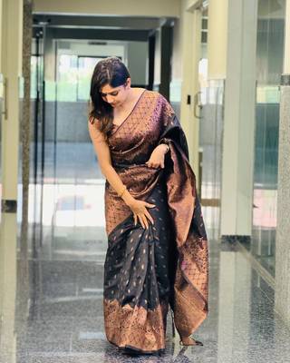 Black silk blend saree with blouse 3