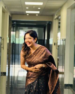 Black silk blend saree with blouse 4